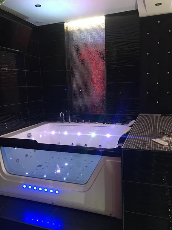 Le Cabaret Vip Spa Лион Экстерьер фото