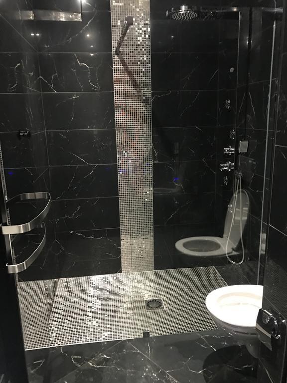 Le Cabaret Vip Spa Лион Экстерьер фото