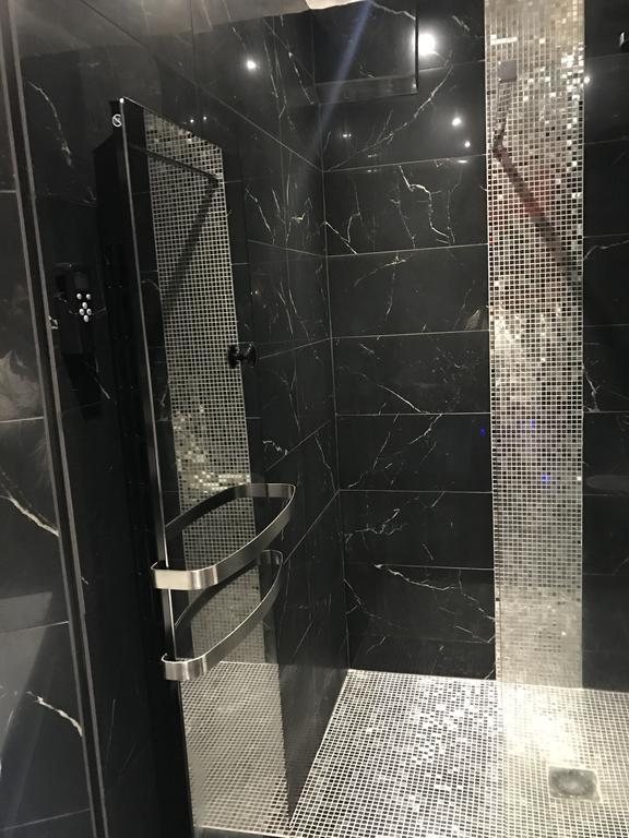Le Cabaret Vip Spa Лион Экстерьер фото