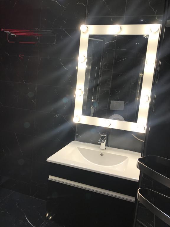 Le Cabaret Vip Spa Лион Экстерьер фото